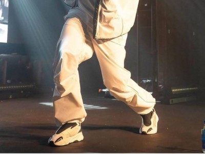 YEEZY 700 MNVN Laceless "Analog"